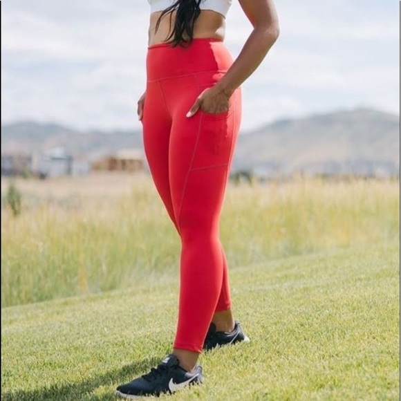 ZYIA Pants - Zyia Red Pocket Light n tight Capri 20”